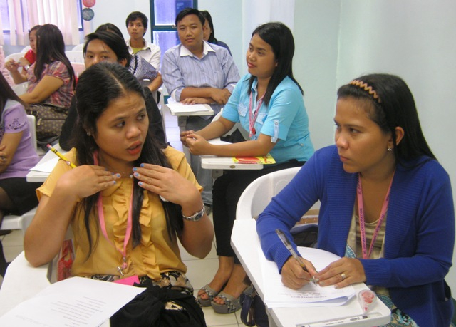 Gi&aacute;o vi&ecirc;n Philippines trong đợt thi tuyển sang Việt Nam dạy học. (Ảnh: Ho&agrave;i Nam)