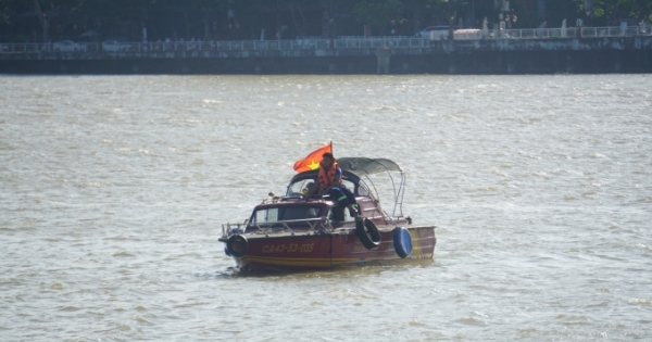 Đà Nẵng: Đi câu cá, 1 người đàn ông rơi xuống sông mất tích