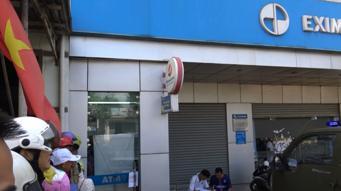 Trụ ATM của ng&acirc;n h&agrave;ng Eximbank tại Bu&ocirc;n Hồ bị đối tượng Hoa ph&aacute; nhằm trộm tiền