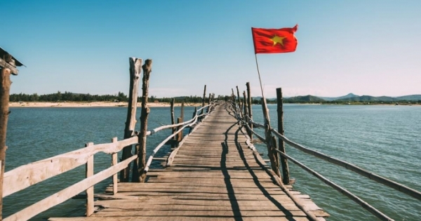 Cùng trải nghiệm trên cây cầu gỗ dài nhất Việt Nam