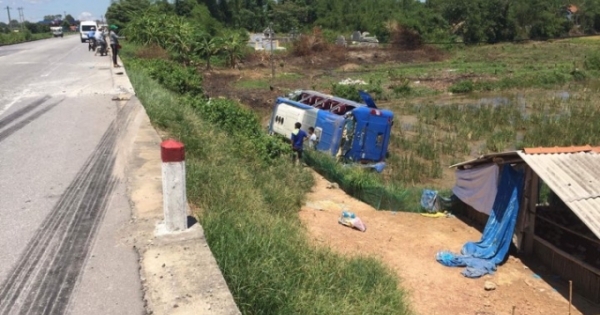 Thừa Thiên Huế: Xe khách lao xuống ruộng, nhiều hành khách đập kính bò ra ngoài
