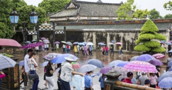 Huế: Thành Đại Nội vẫn nhộn nhịp trong mưa bão
