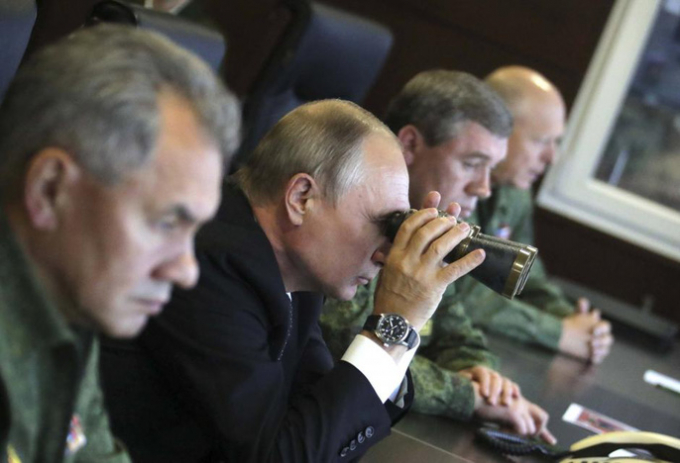 Tổng thống Nga Vladimir Putin quan s&aacute;t tập trận Zapad-2017 tại b&atilde;i tập&nbsp;Luzhsky, ng&agrave;y 18/9. (Ảnh: Sputnik)