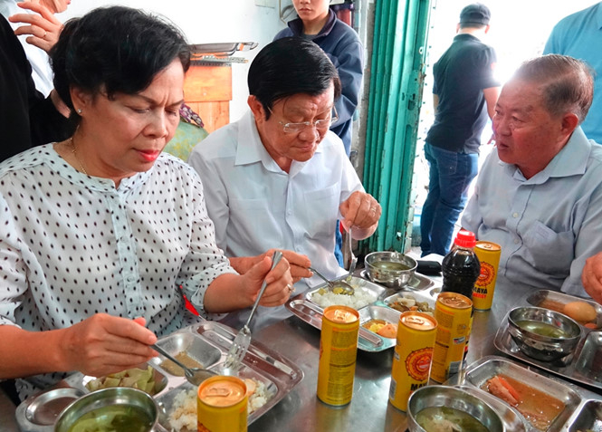 Nguy&ecirc;n Chủ tịch nước Trương Tấn Sang ủng hộ qu&aacute;n cơm 2.000 đồng.
