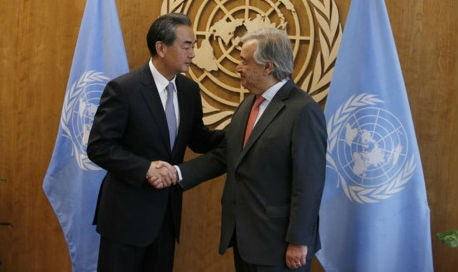 Bộ trưởng Ngoại giao Trung Quốc Vương Nghị v&agrave; Tổng Thư k&yacute; LHQ Ant&oacute;nio Guterres. (Ảnh: Reuters)