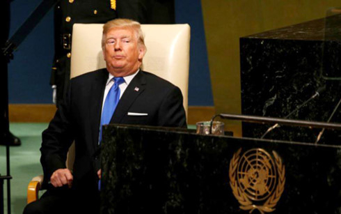 Tổng thống Donald Trump trở lại ghế ngồi sau b&agrave;i ph&aacute;t biểu h&ugrave;ng hồn tại Đại hội đồng Li&ecirc;n Hợp Quốc. (Ảnh: Reuters)