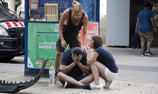 Khủng bố xe tải ở Barcelona, l&agrave;m &iacute;t nhất 113 người thương vong, khiến dư luận kinh ho&agrave;ng.