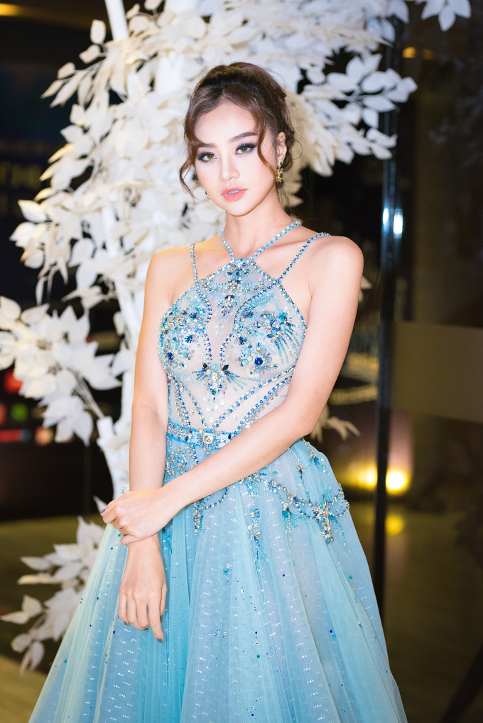 Hoa hậu Kiều Ng&acirc;n g&acirc;y ấn tượng khi diện chiếc đầm xanh thiết kế sang trọng v&agrave; tinh tế của NTK Đỗ Long.&nbsp;