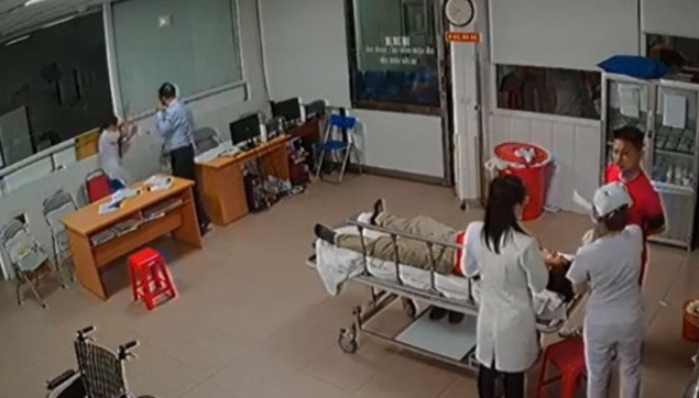 H&igrave;nh ảnh được camera an ninh của Bệnh viện 115 Nghệ An ghi lại ở thời điểm xảy ra vụ việc.