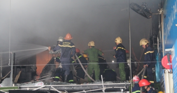 Đà Nẵng: Gara ô tô bất ngờ phát hỏa giữa lúc nhân viên đang làm việc