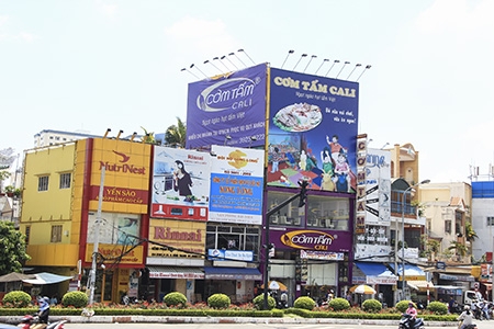 Dẹp biển quảng cáo quá khổ ở Hà Nội, dễ hay khó?