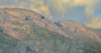 Hàng ngàn người Indonesia sơ tán vì núi lửa hoạt động