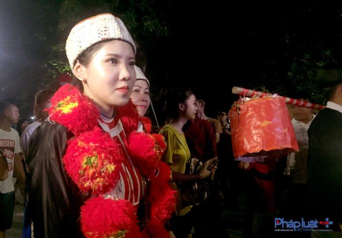 Những c&ocirc; g&aacute;i người Dao đỏ trong trang phục truyền thống biểu diễn tại phố đi bộ Hồ Gươm.&nbsp;