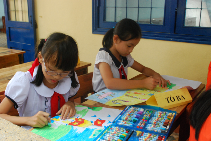 Trong ng&agrave;y hội, c&aacute;c học sinh h&agrave;o hứng tham dự cuộc thi&nbsp;vẽ tranh nội dung về Biển đảo Việt Nam.