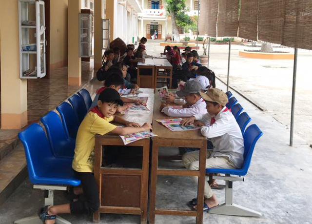 Học sinh Trường THCS M&ocirc;n Sơn đọc s&aacute;ch b&aacute;o trong thư viện của trường.