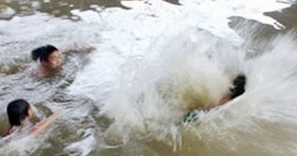 Quảng Ninh: Rơi xuống hố nước bên đường, hai cháu bé bị đuối nước thương tâm
