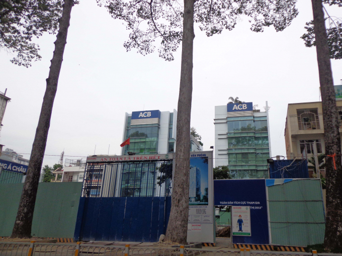 Địa chỉ 442 Nguyễn Thị Minh Khai đang được giới thiệu b&ecirc;n ngo&agrave;i c&ocirc;ng trường x&acirc;y dựng cao ốc văn ph&ograve;ng.
