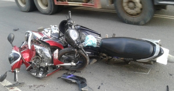Lâm Đồng: Xe máy tông nhau nát bét, 2 người nguy kịch