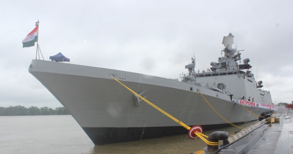 Cận cảnh tàu hộ vệ hải quân Ấn Độ cập cảng Hải Phòng