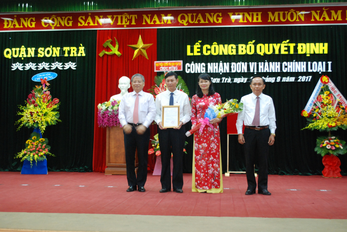 L&atilde;nh đạo TP Đ&agrave; Nẵng trao Quyết định cho Quận ủy, UBND quận Sơn Tr&agrave;.