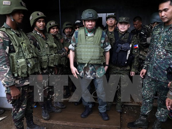 Tổng thống Philippines Rodrigo Duterte thăm một đơn vị qu&acirc;n đội trong chuyến thị s&aacute;t tại th&agrave;nh phố Marawi ng&agrave;y 24/8. (Nguồn: THX/TTXVN)