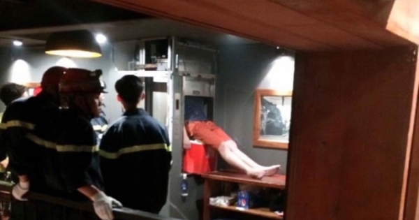 Sốc: Kẹt đầu trong thang máy vận chuyển thức ăn, nam thanh niên tử vong