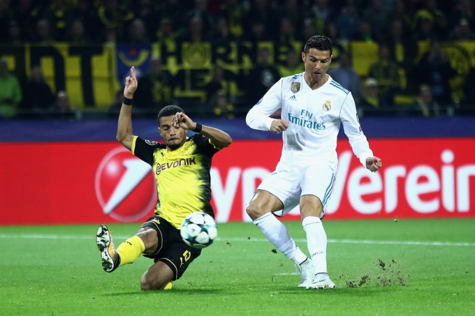Ronaldo dứt điểm tung lưới Dortmund.