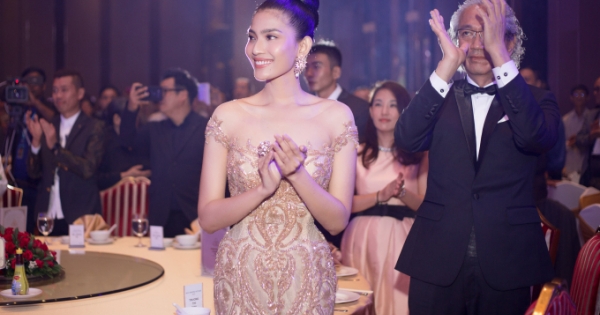 Á hậu Trương Thị May  diện váy lộng lẫy dự sự kiện tại Campuchia