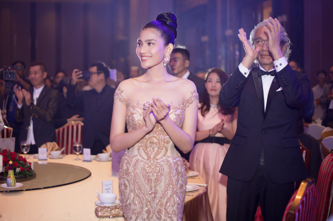&Aacute; hậu Trương Thị May  diện v&aacute;y lộng lẫy dự sự kiện tại Campuchia