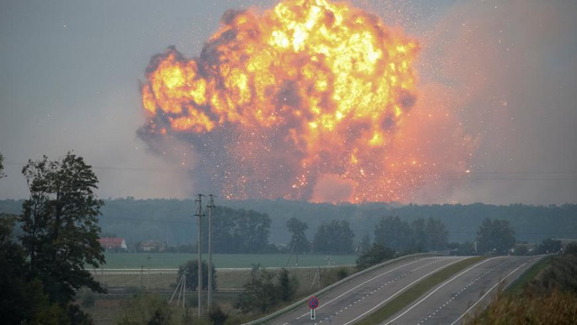 Kho vũ kh&iacute; của qu&acirc;n đội Ukraine ph&aacute;t nổ. (Ảnh: Reuters)