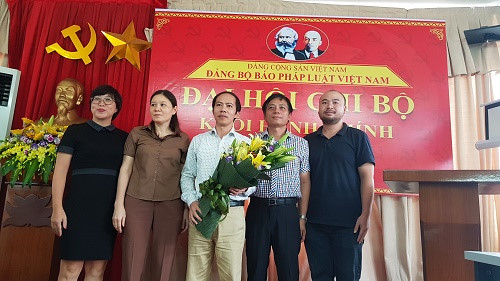 Chi ủy Khối H&agrave;nh ch&iacute;nh nhiệm kỳ 2017-2019 ra mắt Đại hội.