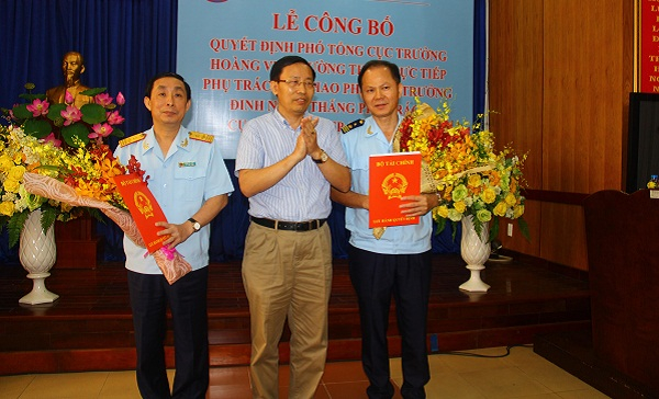 Trao quyết định Ph&oacute; Cục trưởng Đinh Ngọc Thắng phụ tr&aacute;ch Cục Hải quan TPHCM