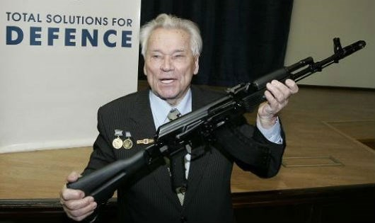 &Ocirc;ng Mikhail Timofeevich Kalashnikov với kh&acirc;̉u AK-47.