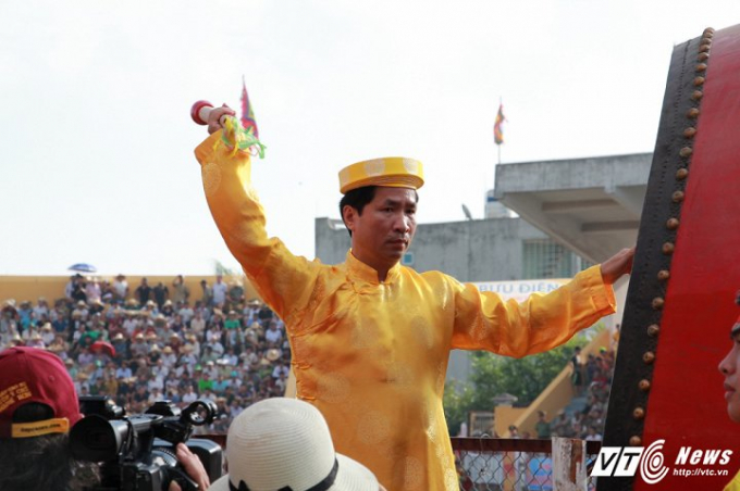 Chủ tịch UBND quận Đồ Sơn đ&aacute;nh trống khai hội.