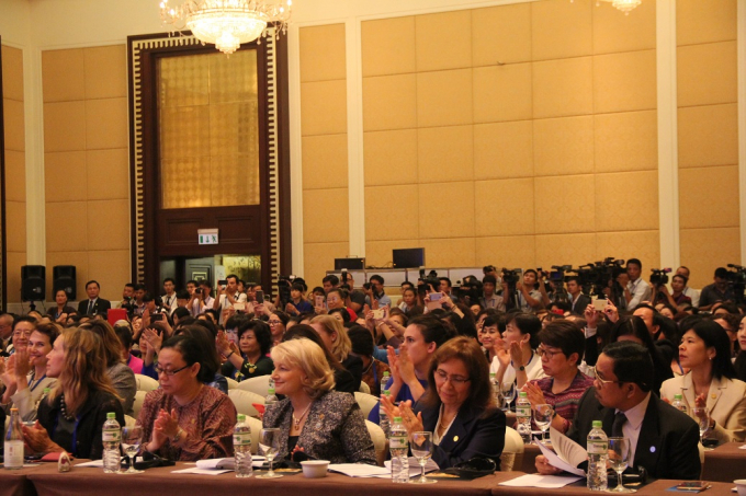 Cuộc đối thoại c&oacute; sự tham gia của nhiều đại biểu c&ugrave;ng h&agrave;ng trăm nữ doanh nh&acirc;n nhiều nước trong APEC.