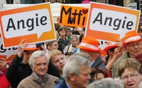 H&igrave;nh ảnh đo&agrave;n người cầm biển c&oacute; chữ &ldquo;Angie&rdquo; v&agrave; &ldquo;Mutti&rdquo; tại một cuộc vận động tranh cử của đảng Li&ecirc;n minh D&acirc;n chủ Cơ đốc gi&aacute;o (CDU) ở Magdeburg, Đức.