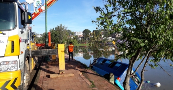Lâm Đồng: Xe khách mất lái lao xuống hồ Xuân Hương