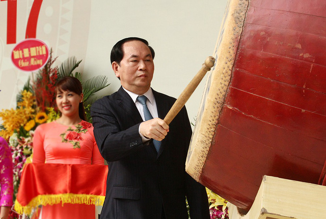 Chủ tịch nước Trần Đại Quang đ&aacute;nh trống khai giảng năm học 2017- 2018. (Ảnh: Mai Ch&acirc;m)