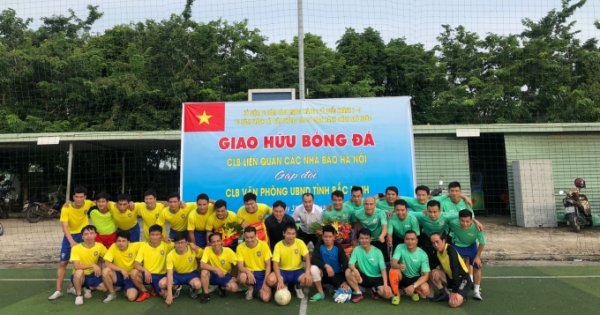 Giao hữu bóng đá giữa CLB liên quân các Nhà báo Hà Nội và khối VP UBND tỉnh Bắc Ninh