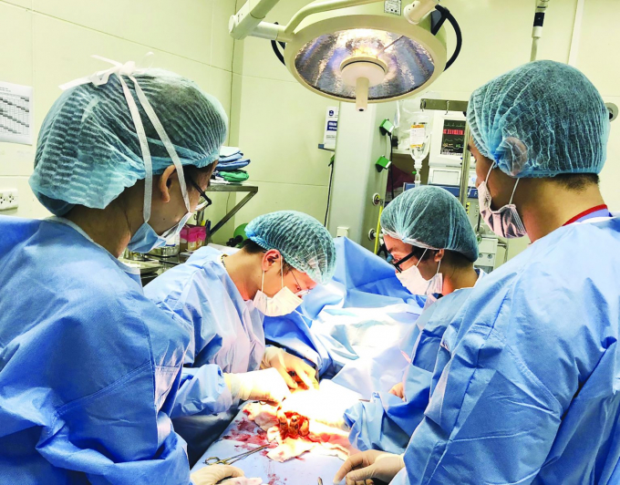 B&aacute;c sỹ Ho&agrave;ng Hồng đang thực hiện một ca phẫu thuật tại BV Đại học Y H&agrave; Nội.