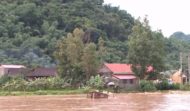 H&agrave;ng trăm nh&agrave; d&acirc;n ở Sơn La bị ảnh hưởng do mưa lũ.