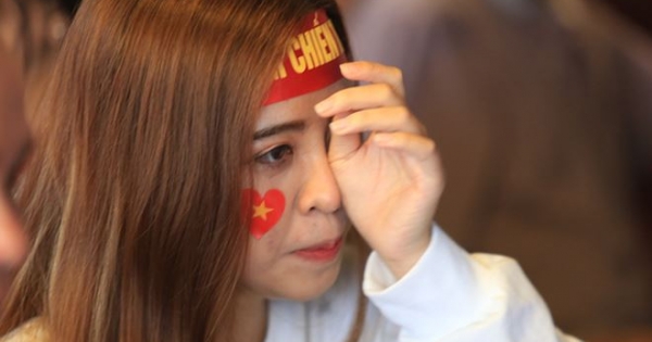 Nước mắt rơi trong mưa khi U23 Việt Nam vuột Huy chương ASIAD