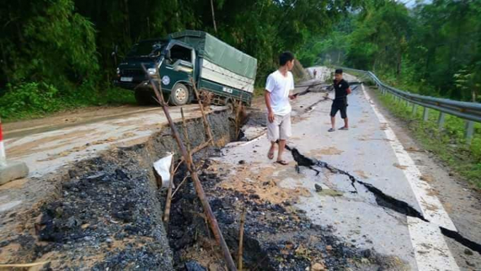 Quốc lộ 217 tại km54 thuộc huyện Quan Sơn đ&atilde; bị x&eacute; to&aacute;c mặt đường, giao th&ocirc;ng chia cắt. (Ảnh: H&agrave; Linh)