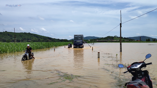 Tuyến quốc lộ 217 bị ngập tắc tại x&atilde; Cẩm Long, huyện Cẩm Thủy