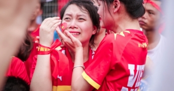 Fan nữ bật khóc khi Olympic Việt Nam lỡ hẹn tấm huy chương đồng Asiad 2018