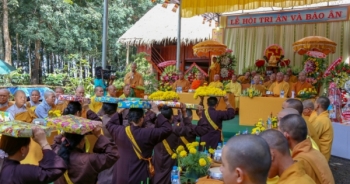 Dâng hương tại đền thờ Bác Hồ và Vu lan cho đồng bào dân tộc