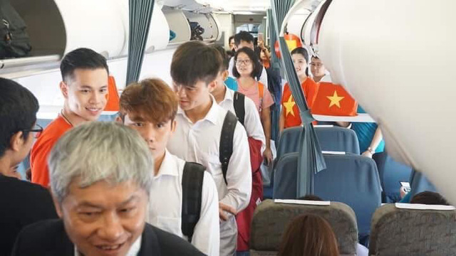 Những tiết lộ về đội tuyển Olympic Việt Nam tr&ecirc;n chuyến bay về nước