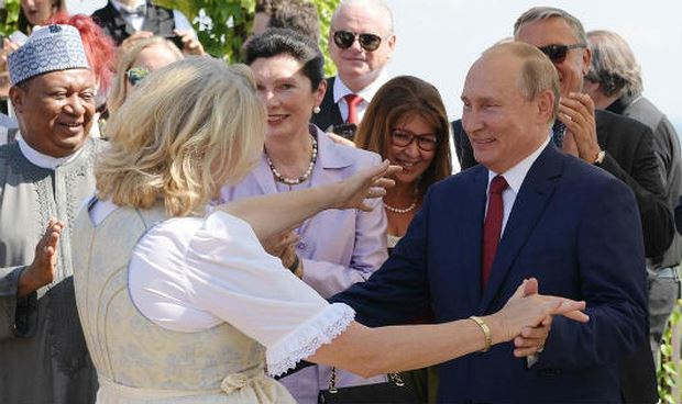 Tổng thống Putin khi&ecirc;u vũ với Ngoại trưởng Karin Kneissl tại đ&aacute;m cưới.
