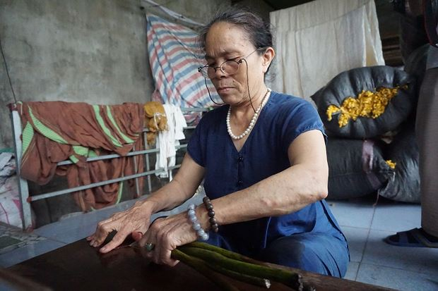 Nghệ nh&acirc;n Thuận l&agrave; người Việt đầu ti&ecirc;n dệt vải từ tơ sen.