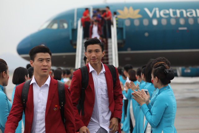 H&igrave;nh ảnh c&aacute;c tuyển thủ Olympic Việt Nam về đến H&agrave; Nội